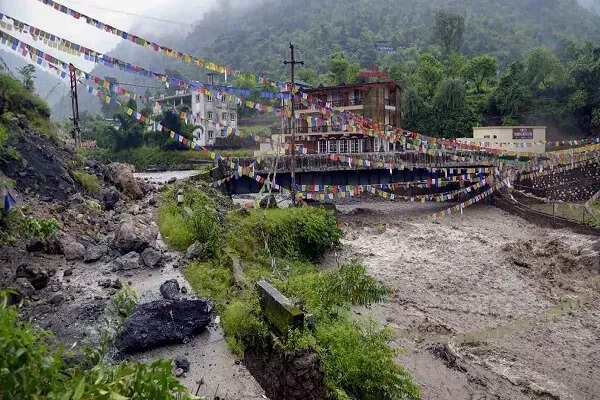 हिमाचल और उत्तराखंड में बारिश से तबाही, देहरादून में 18 की मौत