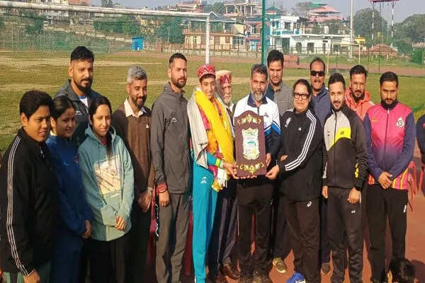 मनीषा का हमीरपुर में स्वर्ण पदक विजेता का भव्य स्वागत