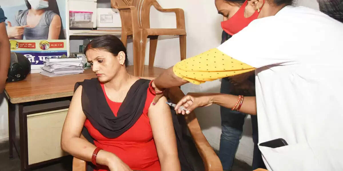 भारत में कोरोना संक्रमण के मामलों में वृद्धि, मौतों की संख्या बढ़ी
