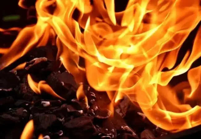 डुमरियागंज में युवक को पत्नी और प्रेमी ने जलाने की कोशिश की