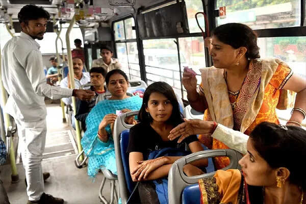 दिल्ली में महिलाओं के मुफ्त बस सफर में नया बदलाव: जानें क्या है नया नियम