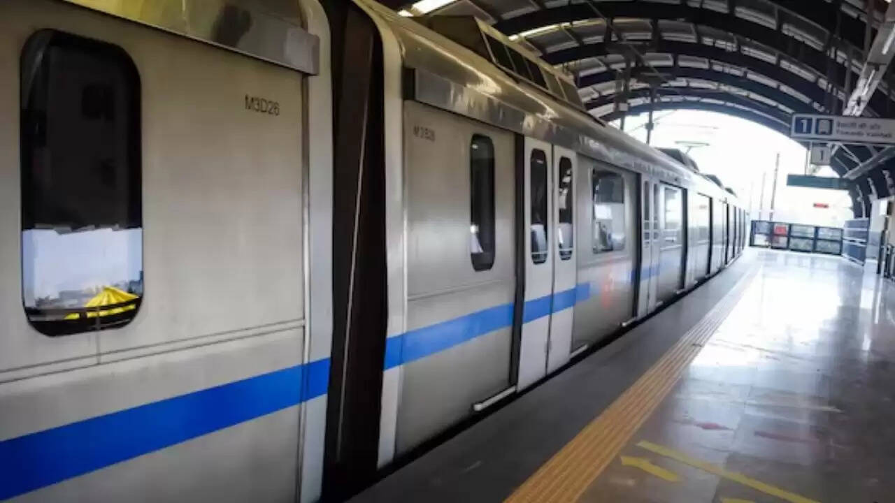 दिल्ली मेट्रो में रील शूटिंग पर प्रतिबंध: DMRC की चेतावनी
