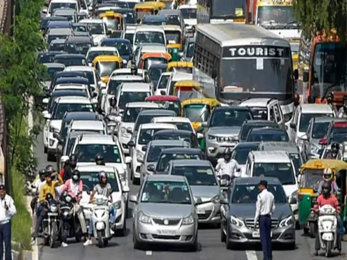 पुरानी गाड़ियों के लिए बढ़ी फीस: सरकार के नए नियमों से वाहन मालिकों में चिंता