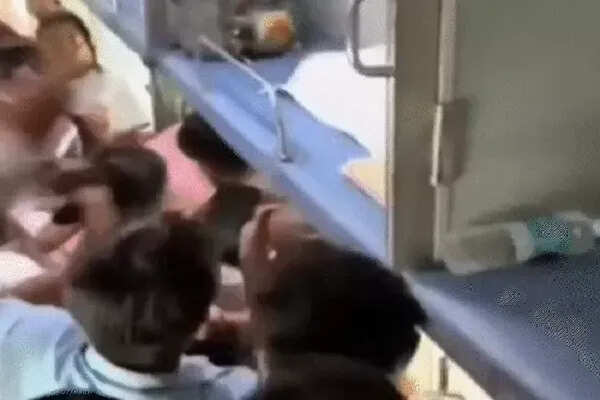 दिल्ली से सहारनपुर जा रही ट्रेन में युवक की हत्या, सीट विवाद बना कारण