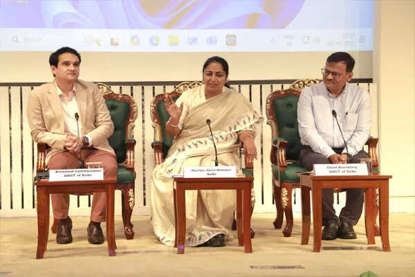 दिल्ली की मुख्यमंत्री ने अधिकारियों की सराहना की, उत्कृष्टता के लिए पुरस्कार की घोषणा