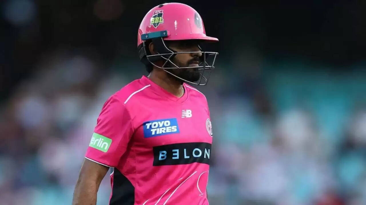 सिडनी सिक्सर्स की जीत में स्मिथ का शतक, बाबर आजम के साथ टकराव