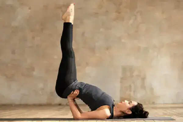 शाम के योगासन: तनाव कम करने और बेहतर नींद के लिए 20 मिनट का अभ्यास