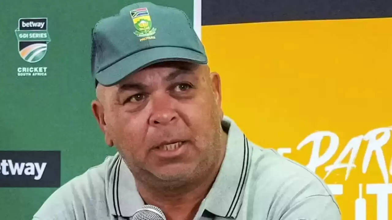 दक्षिण अफ्रीका के कोच ने 'grovel' विवाद पर दी सफाई, समझाया असली मतलब