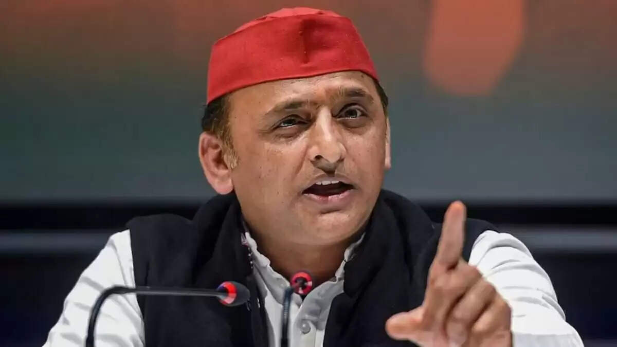 अखिलेश यादव की नई मांग: वोटर आईडी और आधार कार्ड मैटल में हों