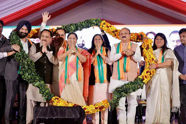 मुख्यमंत्री रेखा गुप्ता ने पश्चिमी दिल्ली में विकास कार्यों की समीक्षा की