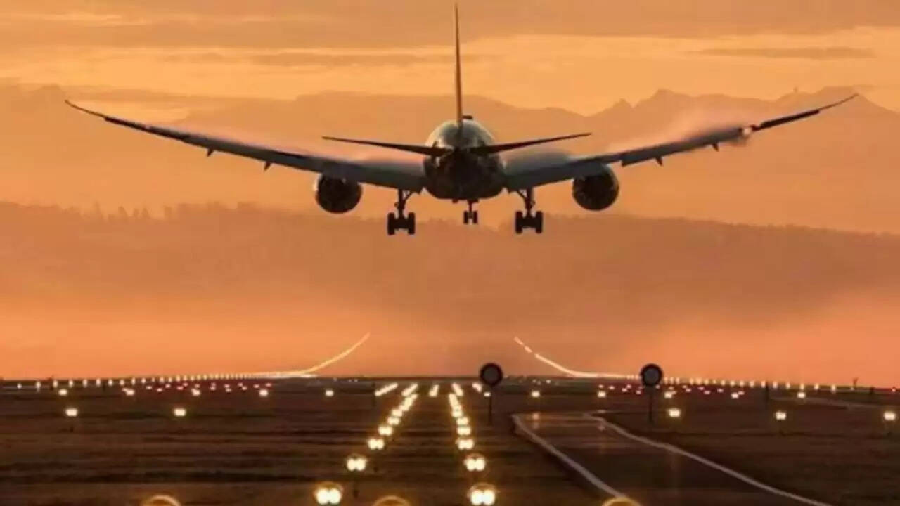 गुजरात में एअर इंडिया का विमान दुर्घटनाग्रस्त, राहत कार्य जारी