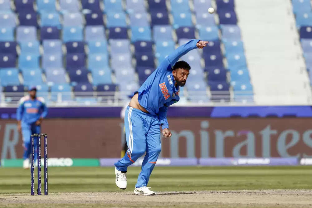 वरुण चक्रवर्ती ने टी20 गेंदबाजों की रैंकिंग में शीर्ष स्थान हासिल किया