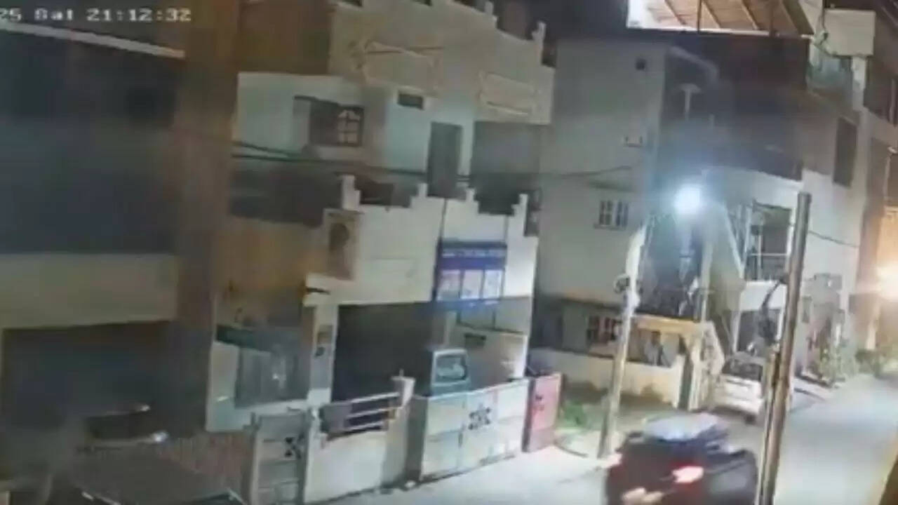 बेंगलुरु में सड़क पर हुई हत्या: शिक्षक और पत्नी गिरफ्तार