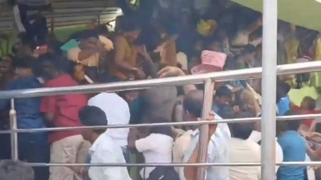 श्रीकाकुलम में एकादशी के दौरान भगदड़ से 10 की मौत, कई घायल