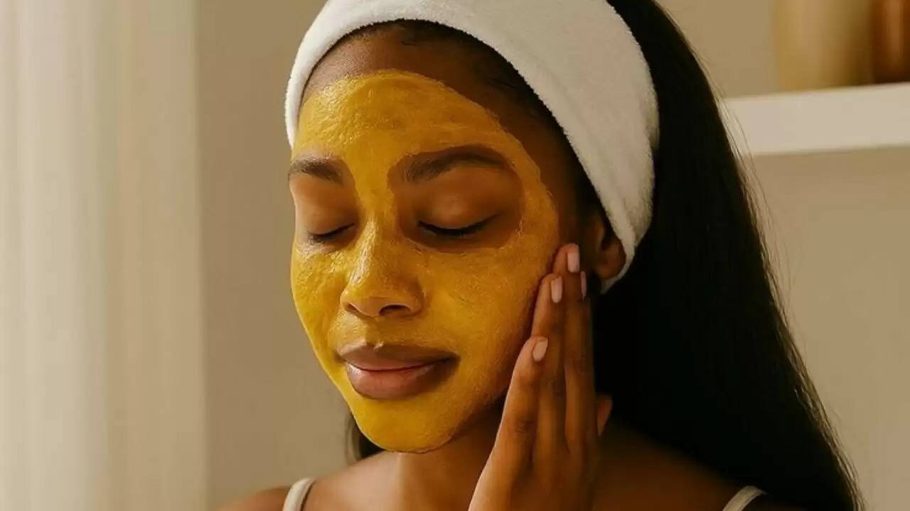 घर पर बनाएं हल्दी जेल: पिंपल्स और डलनेस से छुटकारा पाने का आसान तरीका