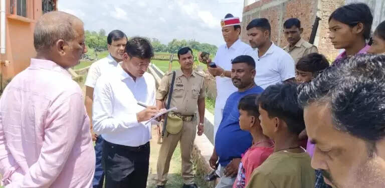 नौतनवा में पिता के अंतिम संस्कार की दर्दनाक तस्वीर ने जगाई मानवता की उम्मीद