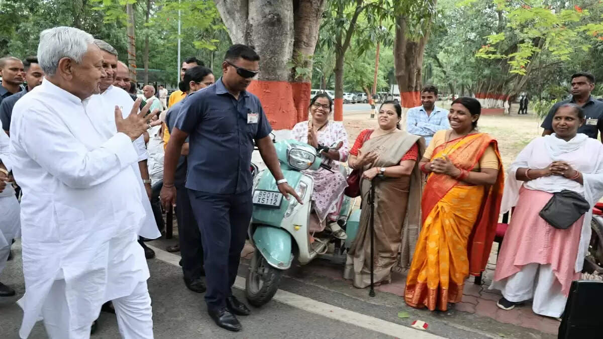 बिहार में दिव्यांगजनों की पेंशन राशि में वृद्धि, मुख्यमंत्री नीतीश कुमार का आभार