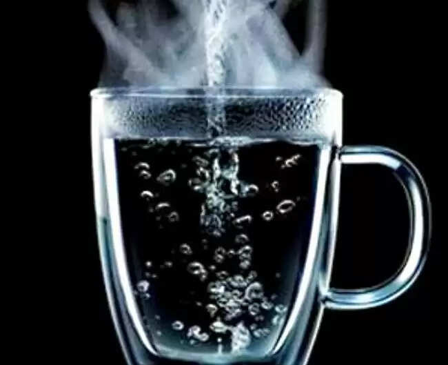 गुनगुने पानी के फायदे: वजन घटाने से लेकर दर्द में राहत तक
