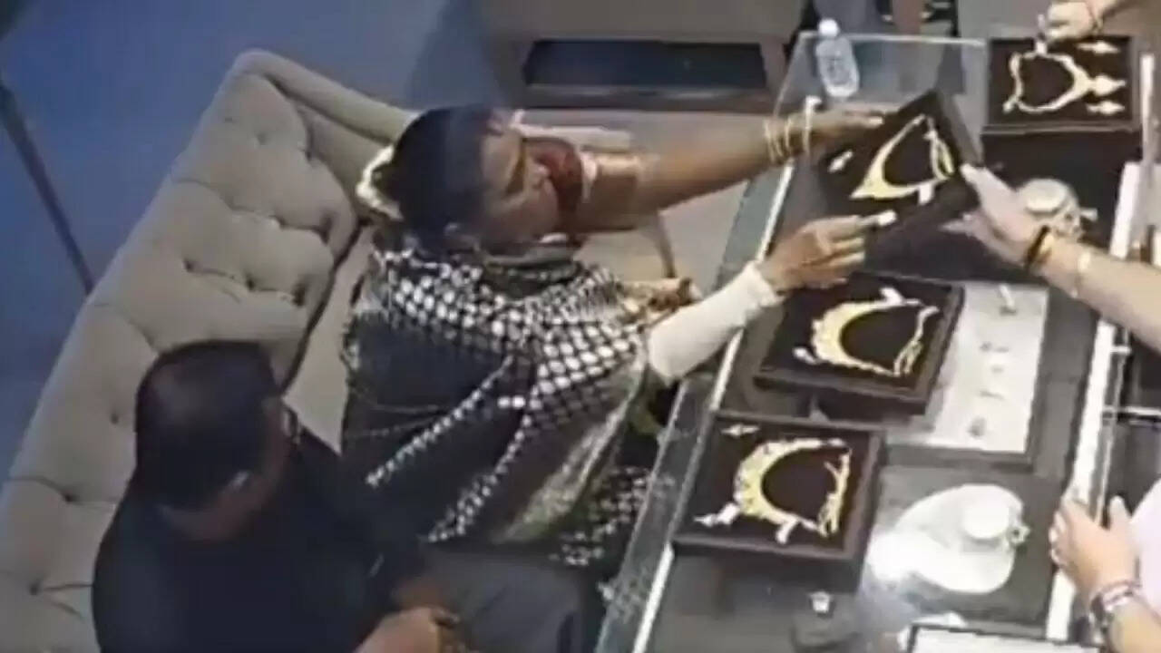 बुलंदशहर में ज्वैलरी दुकान से सोने का हार चोरी, CCTV में कैद