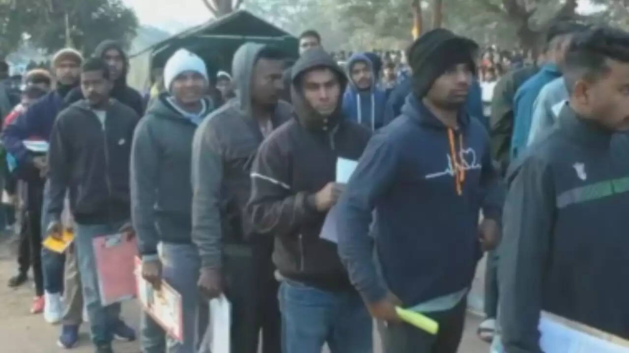 ओडिशा में बेरोजगारी का संकट: होम गार्ड भर्ती में हजारों की भीड़