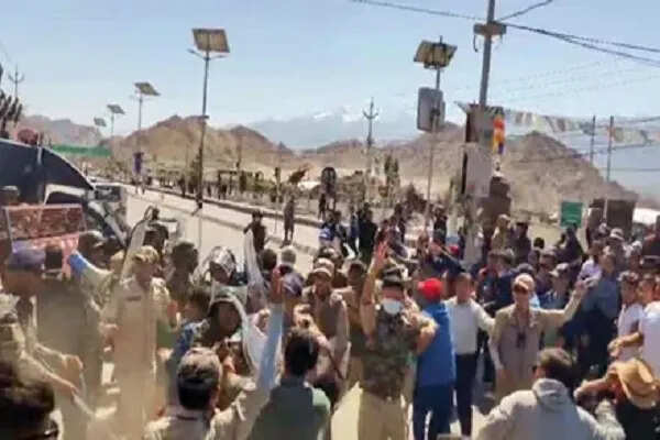 लद्दाख में स्थिति तनावपूर्ण, केंद्र सरकार ने भेजा विशेष दूत