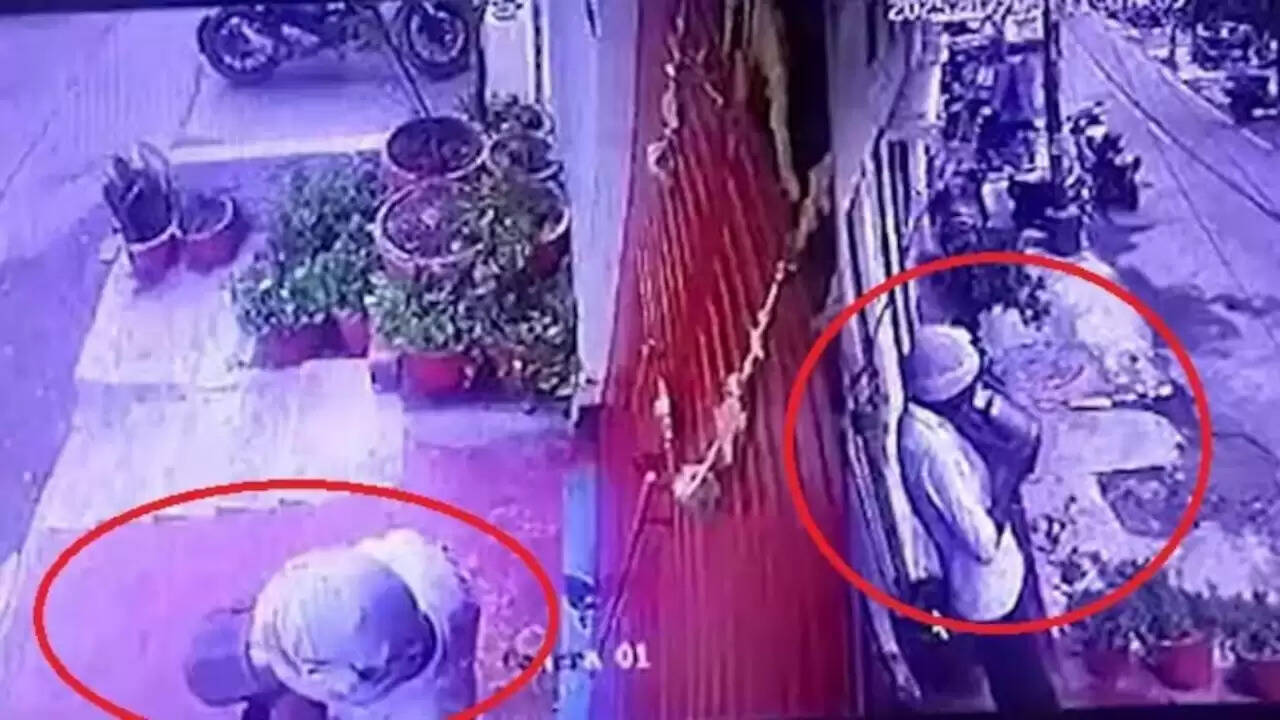 लखनऊ में दूध सप्लायर की शर्मनाक हरकत, सीसीटीवी में कैद