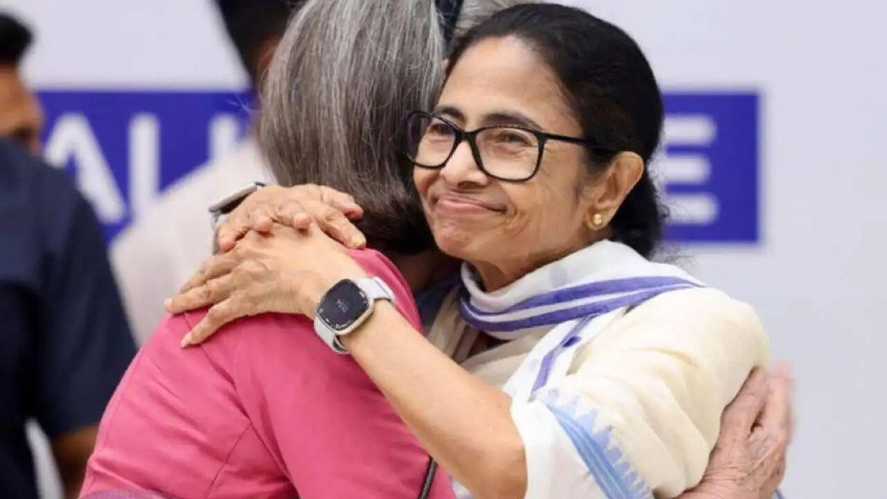 ममता बनर्जी की दिल्ली यात्रा के बाद कोलकाता लौटने पर टीएमसी में हलचल