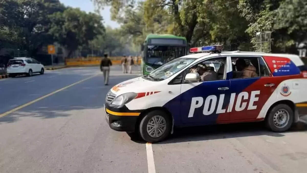 दिल्ली पुलिस ने शेख सराय में एनकाउंटर के दौरान दो अपराधियों को पकड़ा