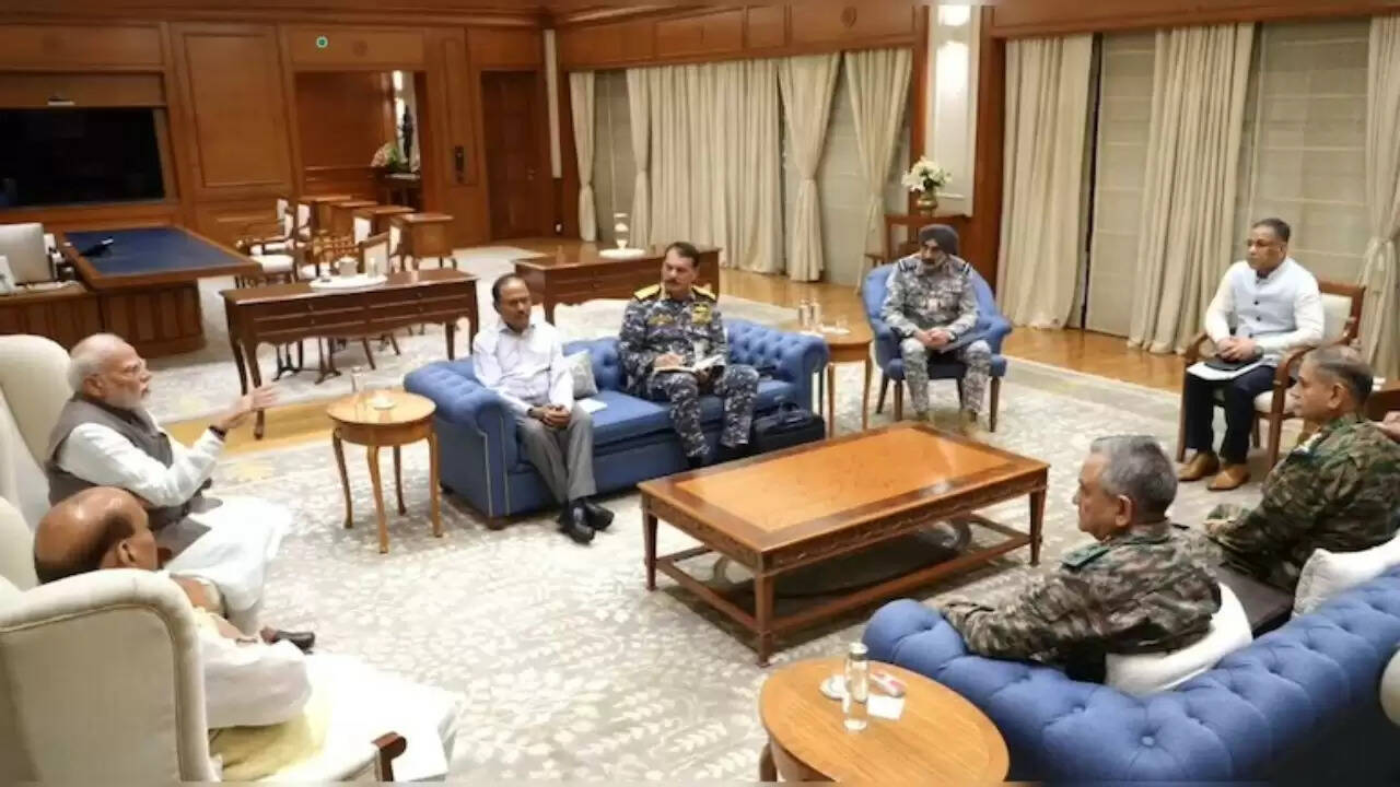 प्रधानमंत्री मोदी के आवास पर सैन्य और रक्षा नेतृत्व की महत्वपूर्ण बैठक