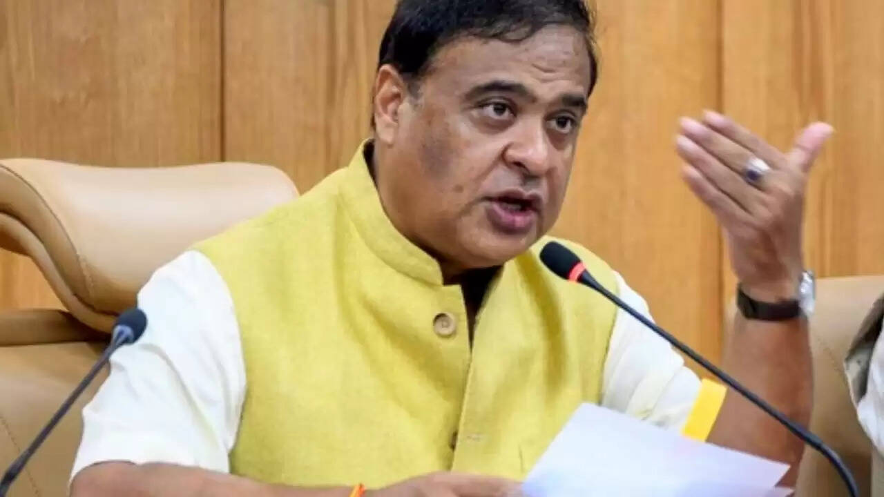 असम में आधार कार्ड पर नया नियम: 18 साल से ऊपर के लोगों को एक साल तक नहीं मिलेगा कार्ड