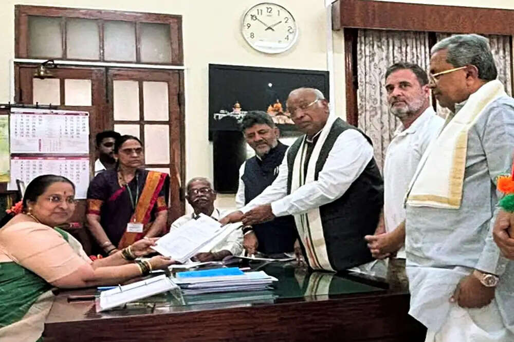 कर्नाटक में राज्यसभा चुनाव के लिए मल्लिकार्जुन खड़गे ने दाखिल किया नामांकन