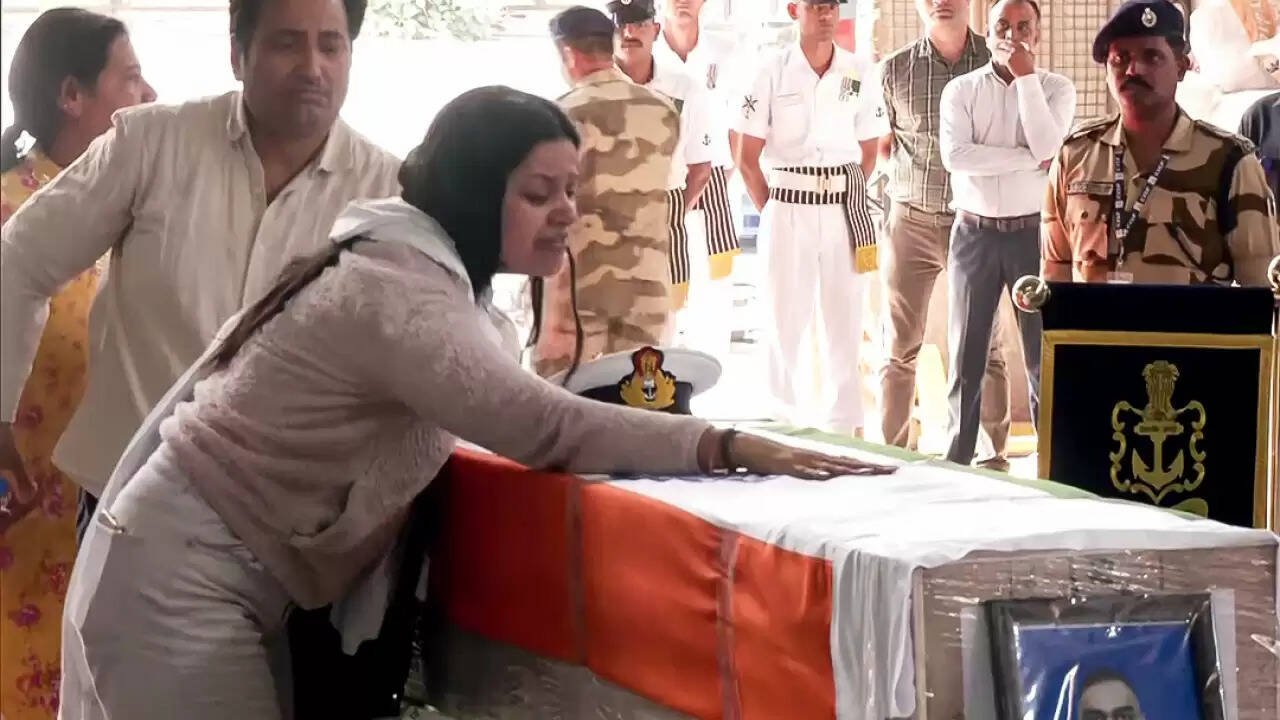 पहलगाम आतंकी हमले की पहली बरसी: लेफ्टिनेंट विनय नरवाल का परिवार आज भी शोक में