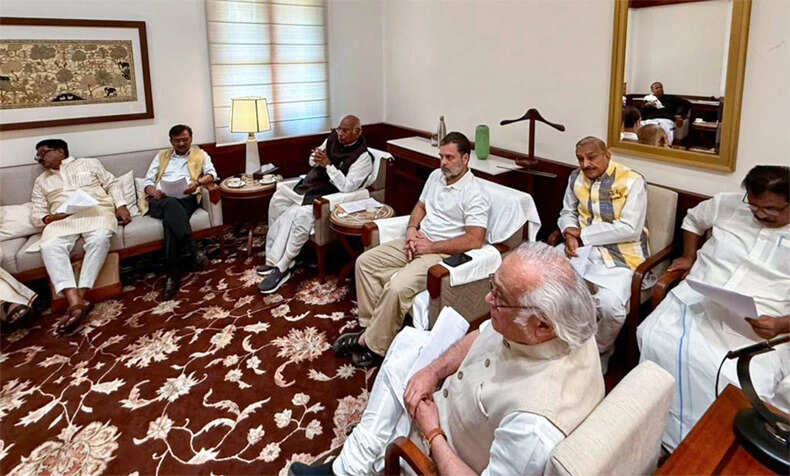 विपक्ष की प्रधानमंत्री मोदी से महिला आरक्षण बिल लागू करने की मांग