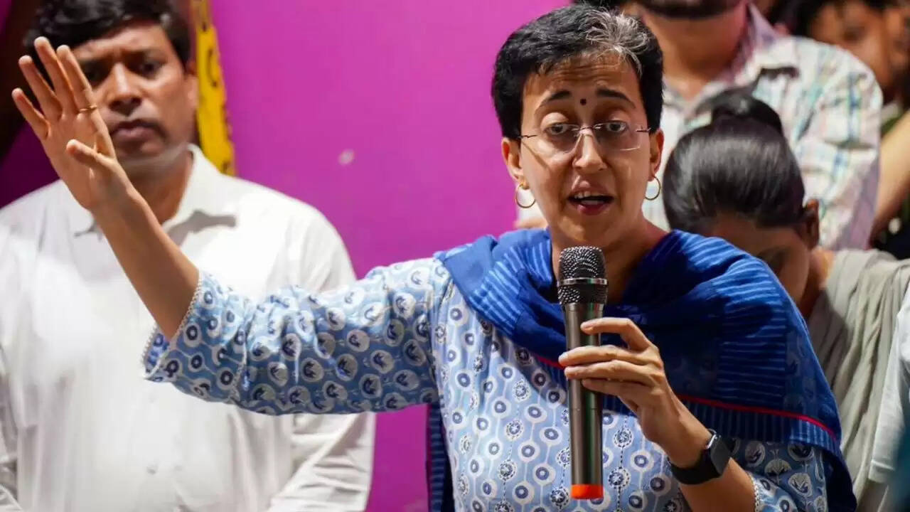 दिल्ली में 10 साल पुरानी गाड़ियों पर बैन को लेकर आतिशी का बीजेपी पर हमला