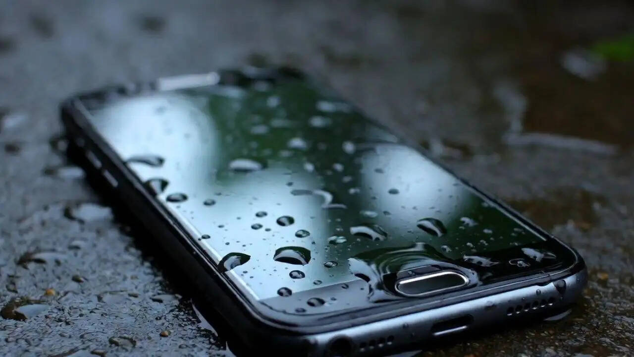 स्मार्टफोन को पानी से बचाने के लिए उपयोगी टिप्स