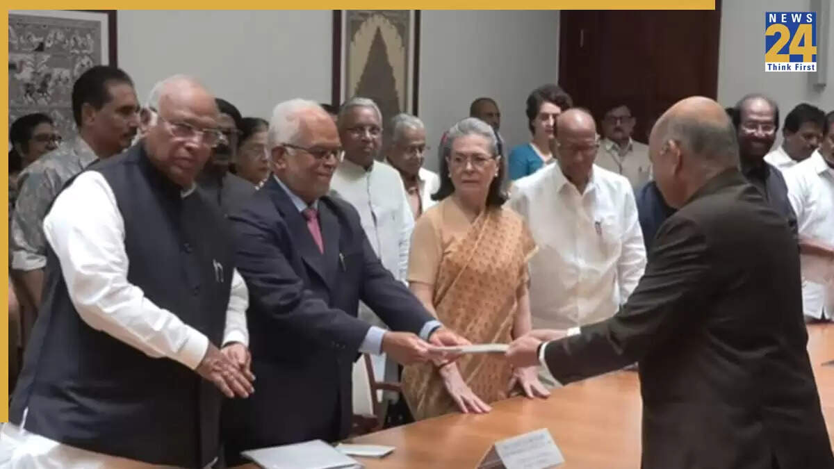 बी. सुदर्शन रेड्डी का उपराष्ट्रपति पद के लिए नामांकन, कांग्रेस के दिग्गजों की उपस्थिति