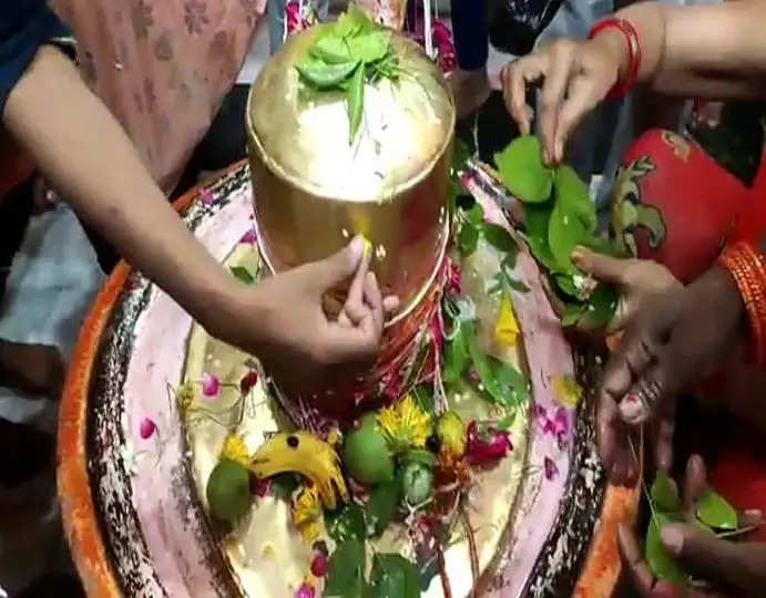 शिवालयों और मंदिरों में उमड़ा आस्था का जन सैलाब.. हर तरफ गूंजा हर-हर महादेव