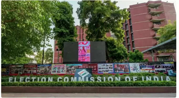 चुनाव आयोग ने ईवीएम में उम्मीदवारों की रंगीन तस्वीरें शामिल की