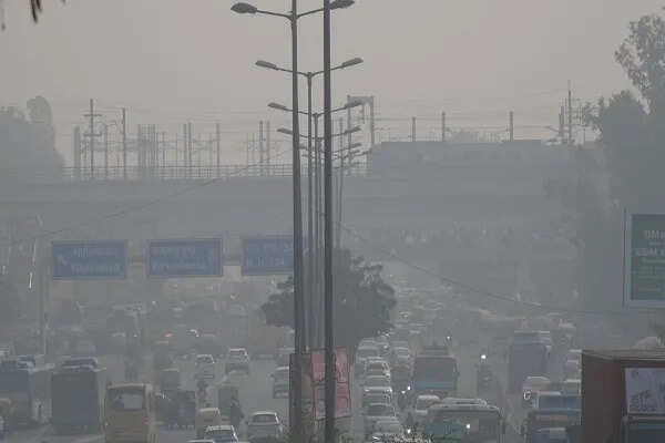 दिल्ली में वायु प्रदूषण की गंभीर स्थिति, AQI 450 के पार