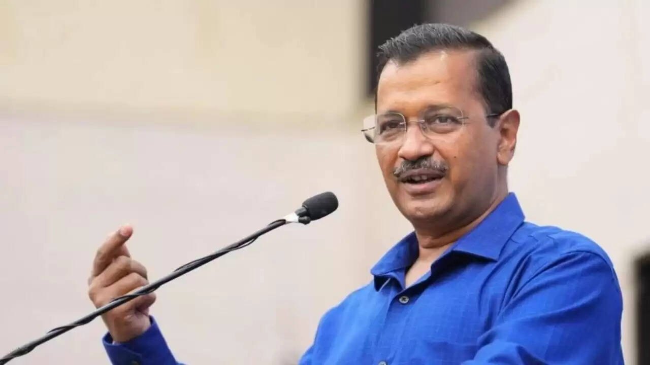दिल्ली में स्कूलों को बम से उड़ाने की धमकी: केजरीवाल ने भाजपा सरकार पर उठाए सवाल