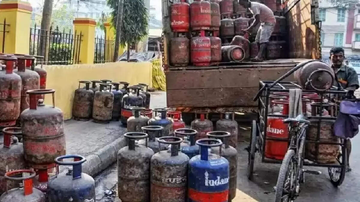 सरकार ने कमर्शियल गैस सिलेंडरों की कीमतों में की बड़ी कटौती