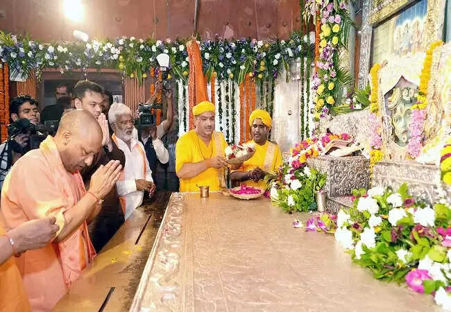 कृष्ण जन्माष्टमी पर मथुरा में उमड़ा श्रद्धालुओं का सैलाब, सीएम योगी ने की विशेष घोषणाएं