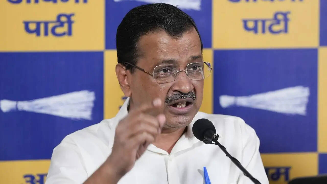 AAP ने 7 सांसदों की सदस्यता समाप्त करने की मांग की