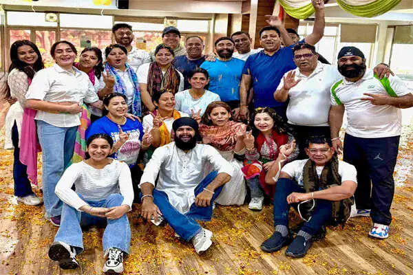 जिमख़ाना क्लब में भांगड़ा क्लास ने मनाई पारंपरिक फूलों वाली होली