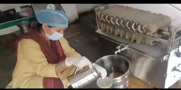 महिलाओं की मेहनत रंग लाई, सरसों तेल यूनिट से बदल रही गांव की तस्वीर