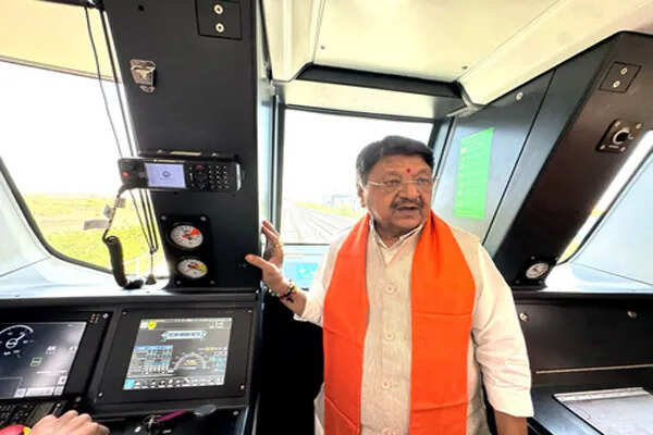 कैलाश विजयवर्गीय का विवादित बयान: महिलाओं को अच्छे कपड़े पहनने की सलाह