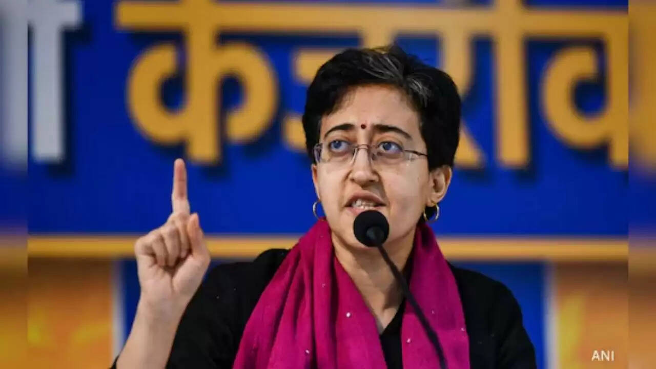 दिल्ली में कानून-व्यवस्था पर आम आदमी पार्टी का हमला: सीएम रेखा गुप्ता से इस्तीफे की मांग