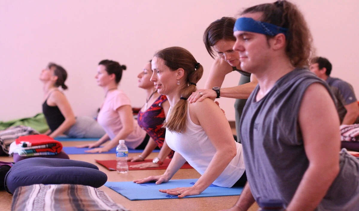 सर्दियों में योग से पेट की चर्बी कम करने के आसान आसन