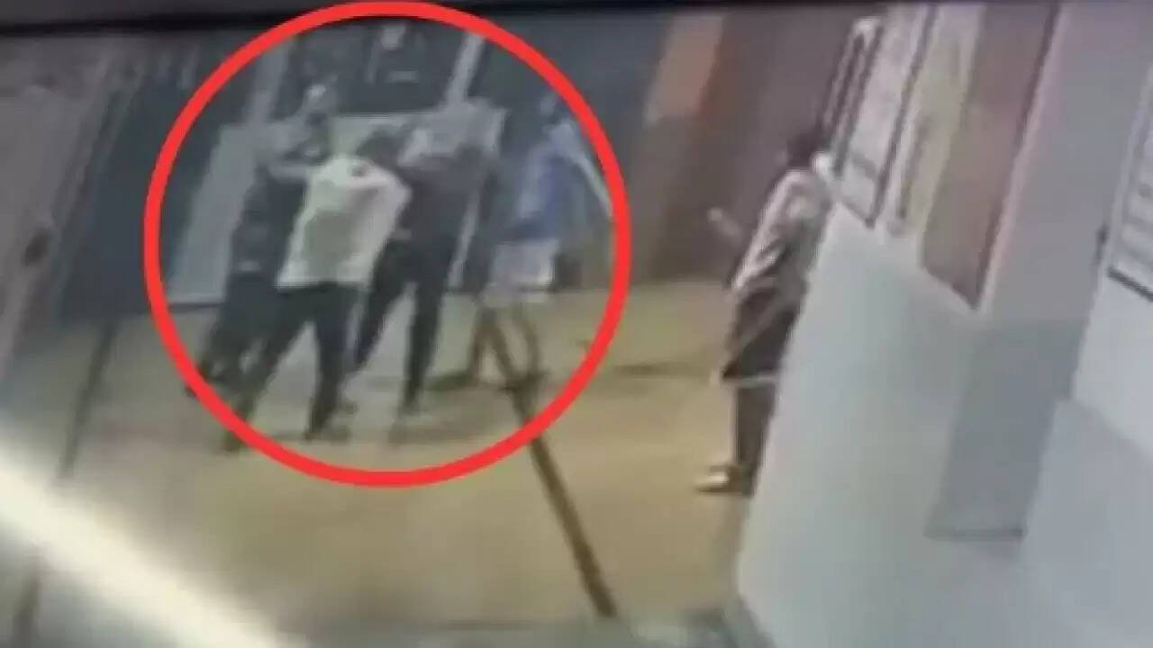 उर्सला अस्पताल में डॉक्टर द्वारा सुपरवाइजर पर हमला, CCTV में कैद