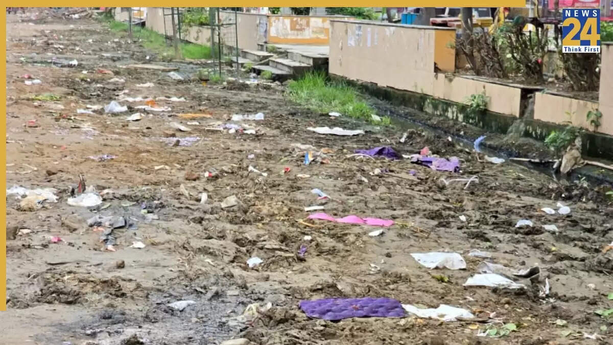 ग्रेटर नोएडा वेस्ट में गंदगी की समस्या पर प्राधिकरण की लापरवाही
